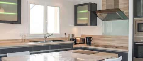 Fridge, microwave, stovetop, dishwasher