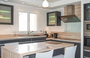Réfrigérateur, micro-ondes, plaque de cuisson, lave-vaisselle