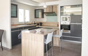 Réfrigérateur, micro-ondes, plaque de cuisson, lave-vaisselle