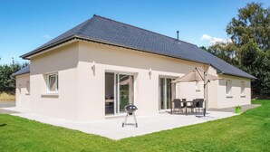 A two-story house with a patio, a barbecue grill, and a dining area with outdoor furniture. - 3 bedroom beautiful home in Louargat (Louargat)