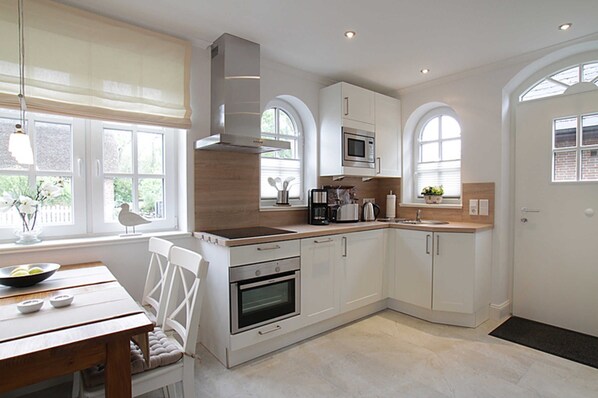 Køleskab, mikrobølgeovn, opvaskemaskine, højstol