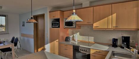 Kjøleskap, mikrobølgeovn, ovn og oppvaskmaskin