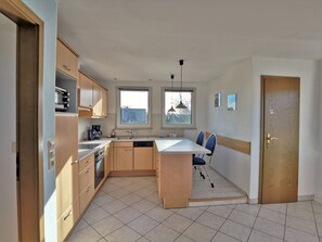 Réfrigérateur, four à micro-ondes, un four, lave-vaisselle