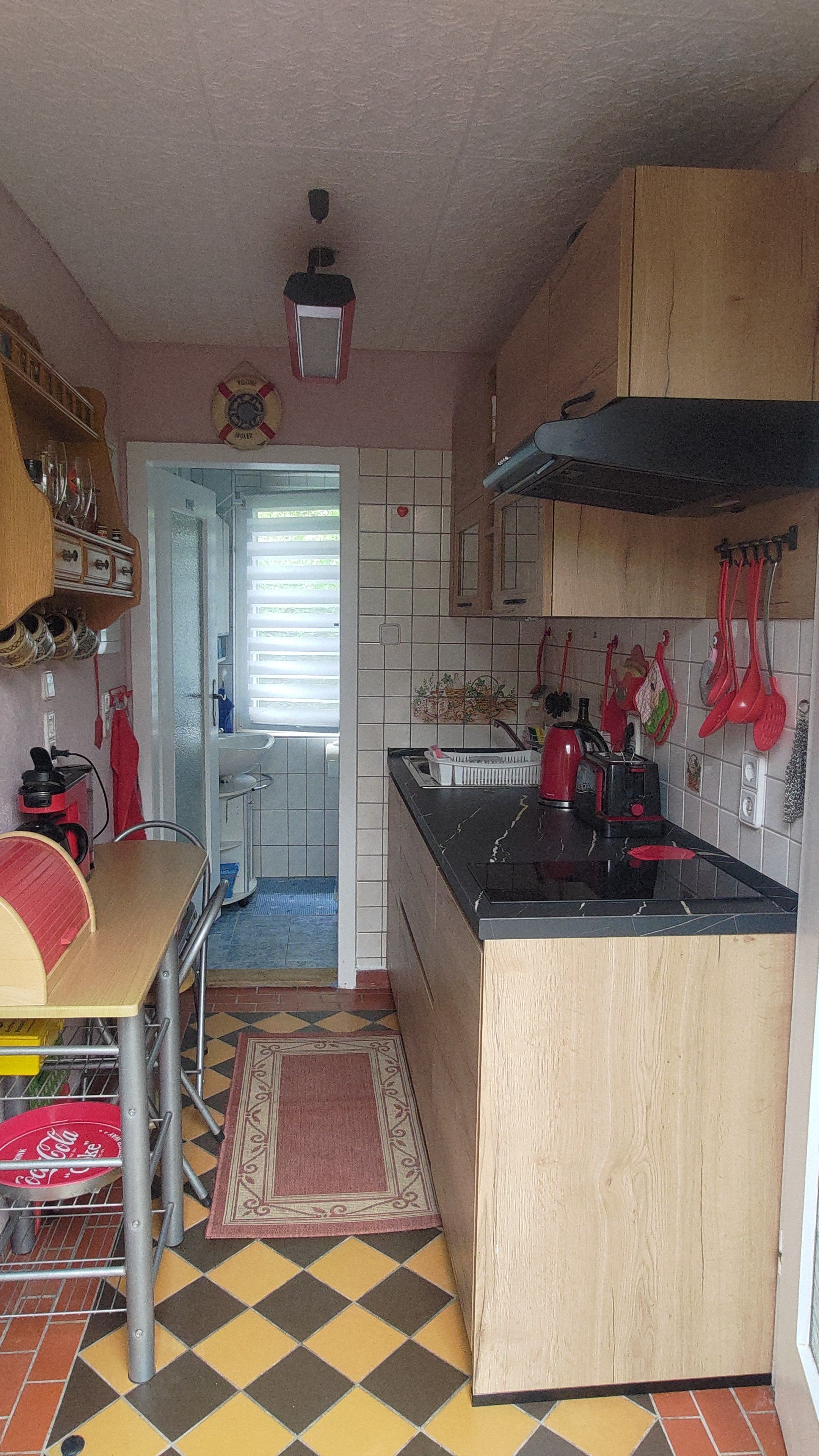 Wasserkocher mit Kaffee-/Teezubehör, Kühlschrank, Mikrowelle, Ofen