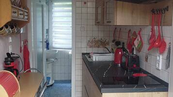 Wasserkocher mit Kaffee-/Teezubehör, Kühlschrank, Mikrowelle, Ofen