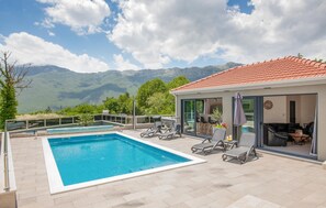 A heated pool - Amazing home in Zagvozd (Zagvozd)