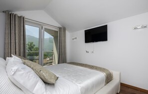 4 bedrooms, free WiFi, bed sheets - Amazing home in Zagvozd (Zagvozd)