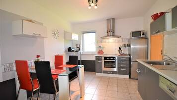 Refrigerador, microondas, horno, lavavajillas