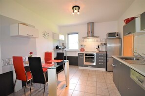 Kühlschrank, Mikrowelle, Ofen, Geschirrspüler