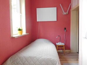 2 habitaciones, escritorio y ropa de cama 