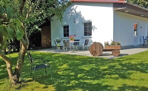 Unclassified image, 4 of 27, button - Vacation apartment Pommernhof on the upper floor with sitting area in the garden - Ferienwohnungen auf dem (Samtens)