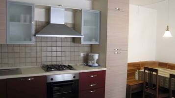 Frigorifero, microonde, forno, piano cottura