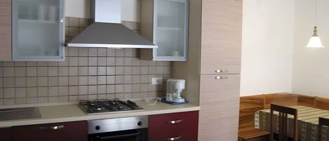 ثلاجة، ميكروويف، فرن، موقد طهي مسطح