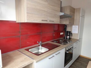 Kühlschrank, Mikrowelle, Ofen, Wasserkocher mit Kaffee-/Teezubehör