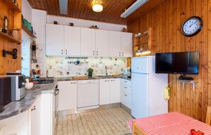 Refrigerador, parrilla de estufa, lavavajillas y cafetera y tetera 