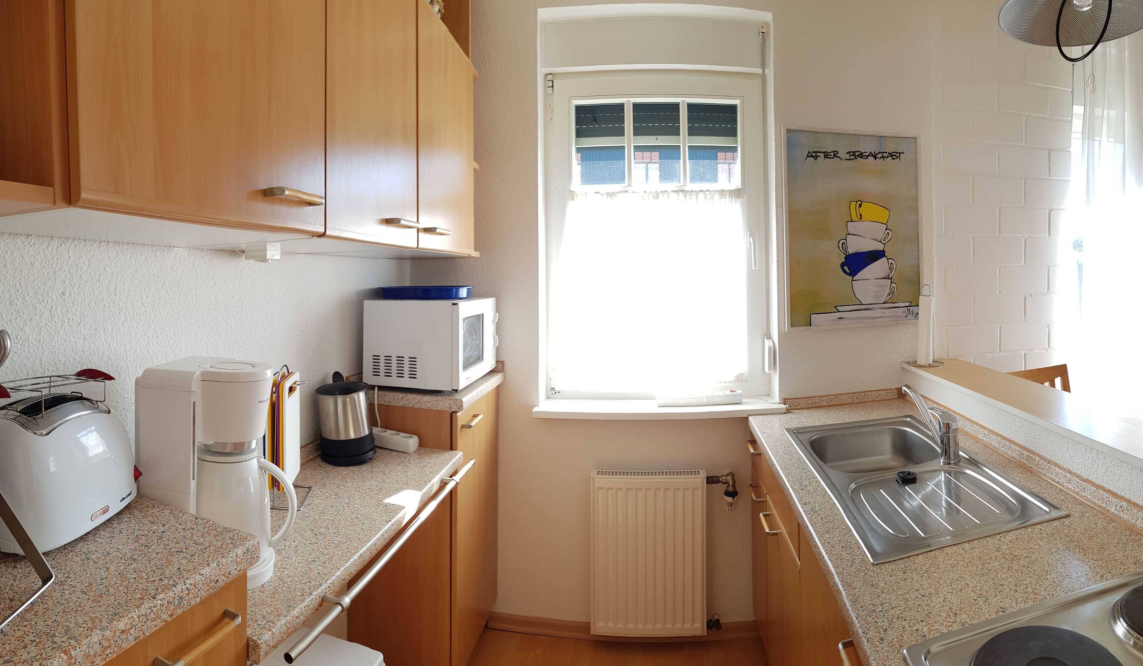 Kühlschrank, Mikrowelle, Wasserkocher mit Kaffee-/Teezubehör