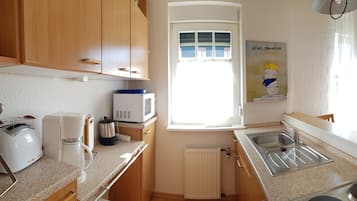 Kühlschrank, Mikrowelle, Wasserkocher mit Kaffee-/Teezubehör