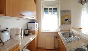 Fridge, microwave, coffee/tea maker, electric kettle - Apartment 01.12 - House 12 (Trassenheide)