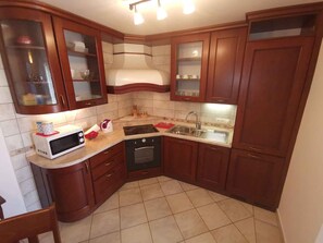 Fridge, oven, stovetop, dishwasher