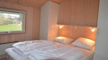 4 bedrooms, travel cot, free WiFi