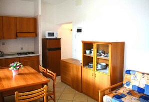 Frigorifero, microonde, piano cottura, macchina per tè/caffè