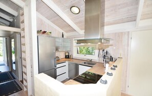 Réfrigérateur, plaque de cuisson, lave-vaisselle, cafetière/bouilloire