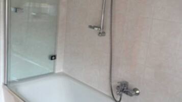 Haartrockner, Handtücher, Toilettenpapier