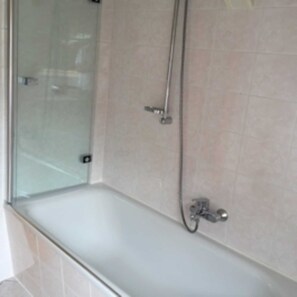 Hair dryer, towels, toilet paper - Guest house Pacia & Ritter - Guest apartment 3 top floor (Sangerhausen)