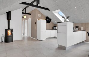 Køleskab, kogeplade, opvaskemaskine, kaffe-/temaskine