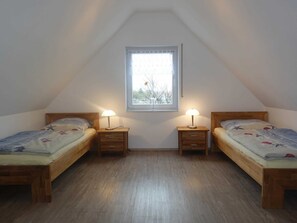 2 Schlafzimmer, Schreibtisch, Reisekinderbett, WLAN