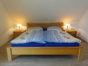 2 bedrooms, desk, travel cot, WiFi