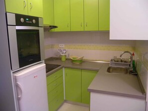 Refrigerador, microondas, horno y parrilla de estufa 