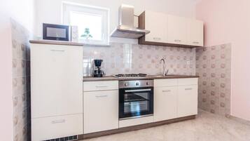 Kühlschrank, Herdplatte, Wasserkocher mit Kaffee-/Teezubehör