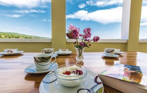 Outdoor dining - Stunning apartment in Slivnica (Slivnica)