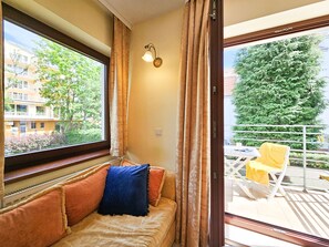 Unclassified image, 4 of 30, button