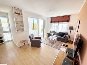 Flat-screen TV - A: Villa Antje Whg. 12 with balcony - Villa Antje Whg. 12 with balcony (Göhren)