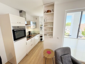Kühlschrank, Ofen, Geschirrspüler, Wasserkocher mit Kaffee-/Teezubehör