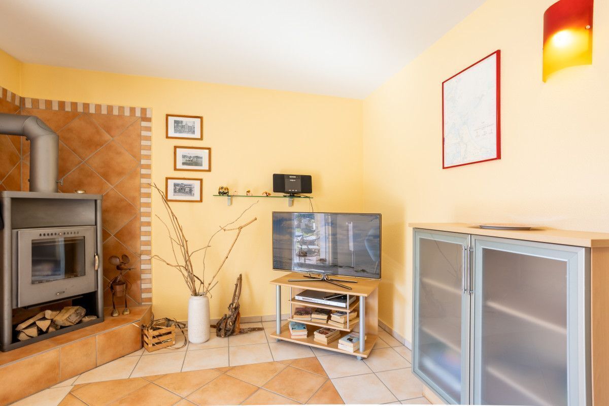 Fernseher, Kamin, DVD-Player, Stereoanlage