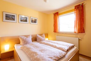 2 bedrooms, travel cot, WiFi, bed sheets - Vacation home 02 with fireplace and terrace - Holiday apartments with terrace in Sellin (Sellin)