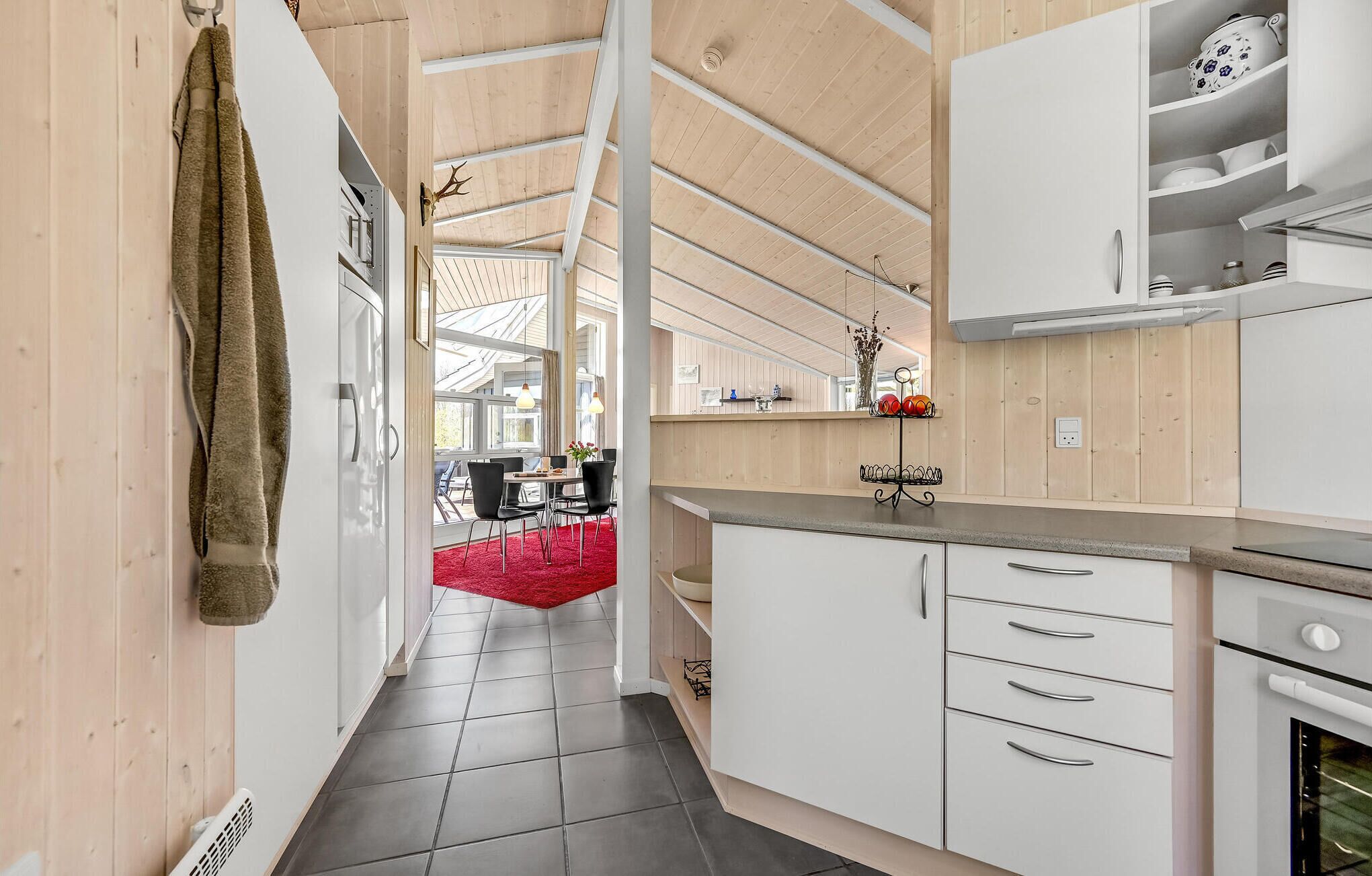 ثلاجة، موقد طهي مسطح، غسالة أطباق، ماكينة لصنع القهوة/الشاي