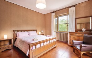3 bedrooms, travel cot, free WiFi, bed sheets