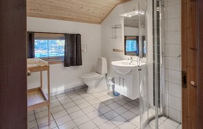 A bathroom with a toilet, sink, and shower. - Stunning home in Dølemo with sauna (Dølemo)