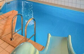 Una piscina cubierta