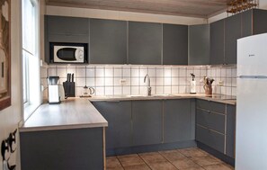 Frigorífico, microondas, placa de cocina y lavavajillas