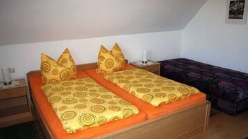 2 bedrooms, travel cot, WiFi, bed sheets