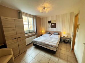 1 Schlafzimmer, Reisekinderbett