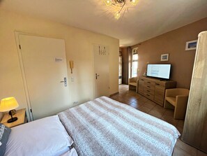 1 bedroom, travel crib