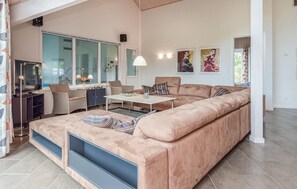 TV, lareira, pebolim, mesa de pingue-pongue