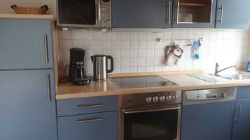 Kühlschrank, Mikrowelle, Ofen, Geschirrspüler