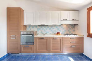 Fridge, oven, stovetop